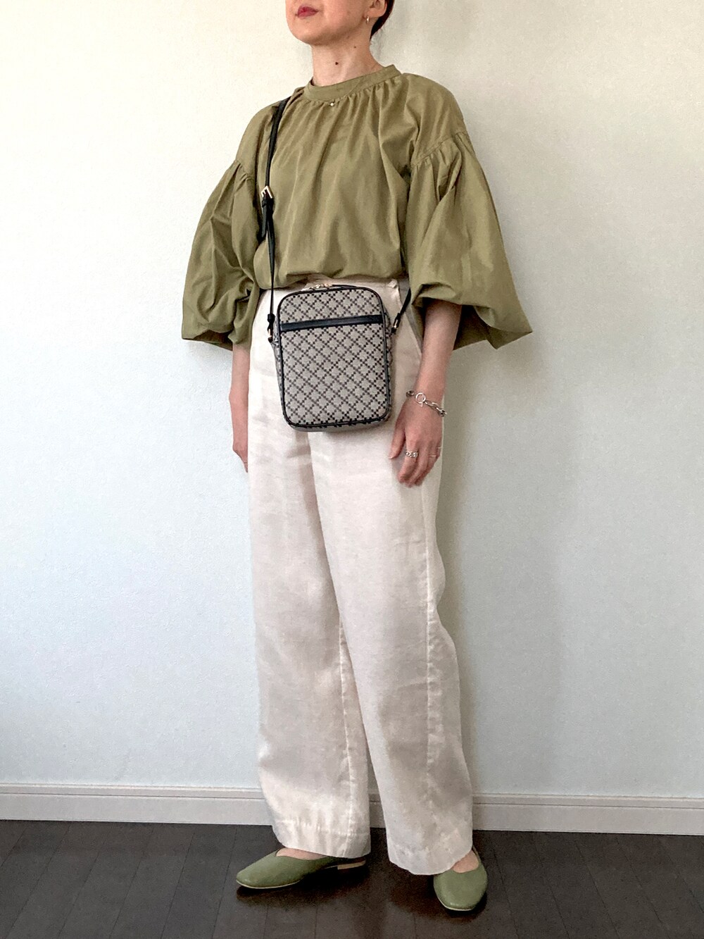 グリーン系のシャツ/ブラウス、ブラック系のショルダーバッグ、その他のパンツを着用したレディースの春コーディネートの2枚目の写真