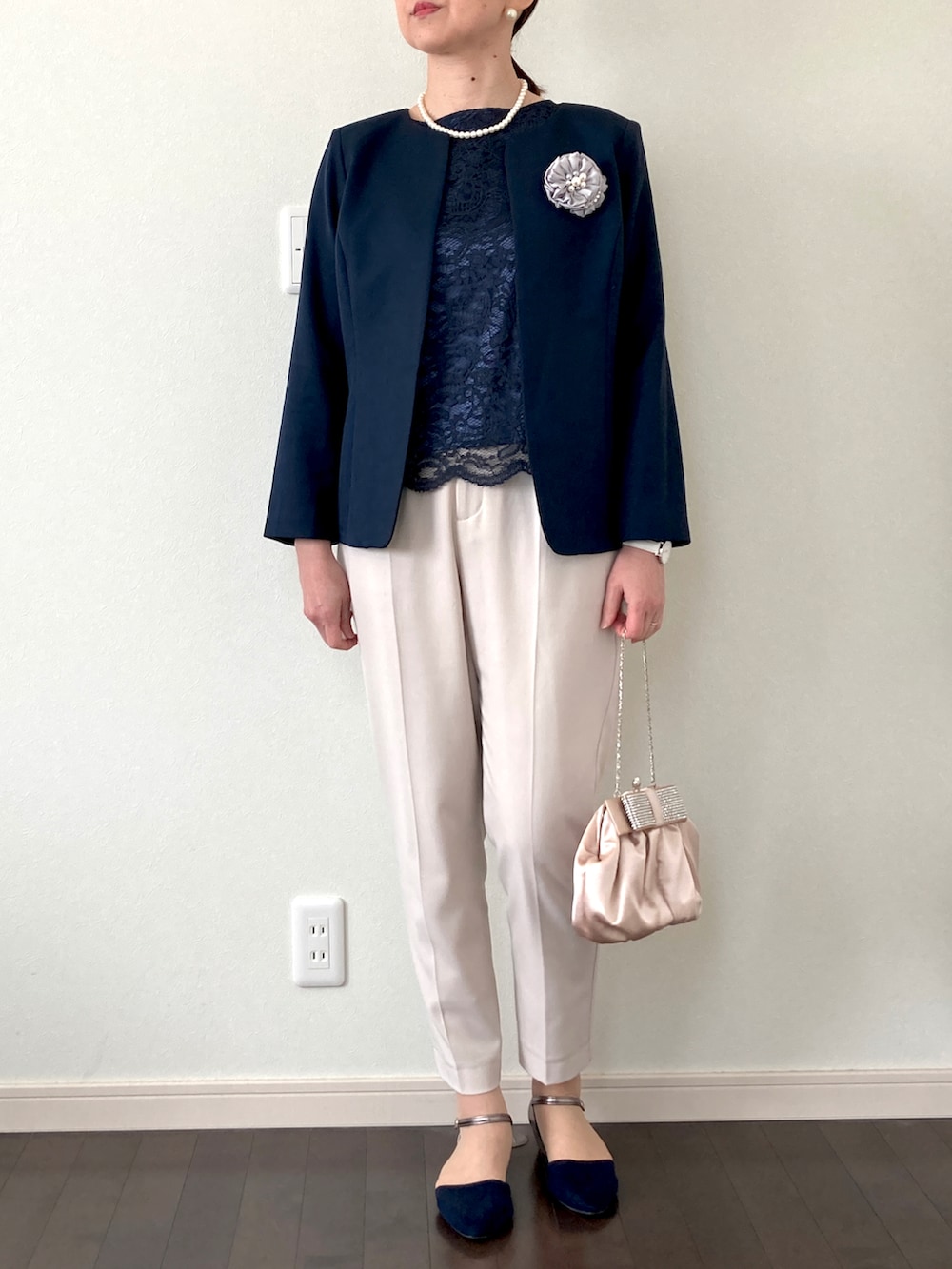 ブルー系のスーツセット、ベージュ系のクラッチバッグ、ベージュ系のその他パンツを着用したレディースの冬コーディネートの2枚目の写真