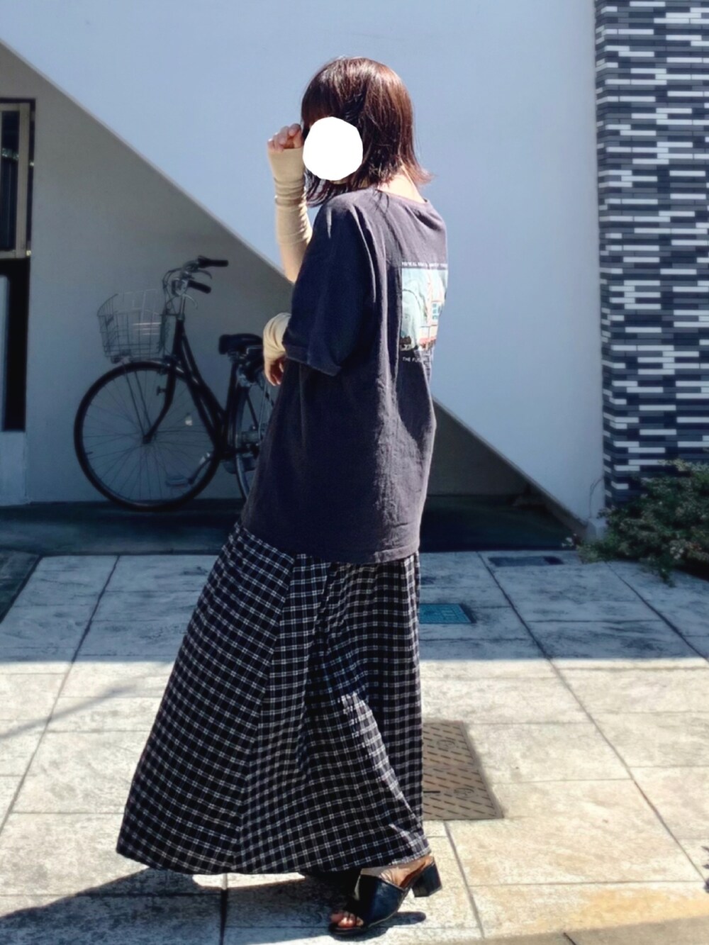 ブラック系のワンピース/ドレス、グレー系のTシャツ/カットソー、ブラック系のサンダルを着用したレディースの秋コーディネートの2枚目の写真