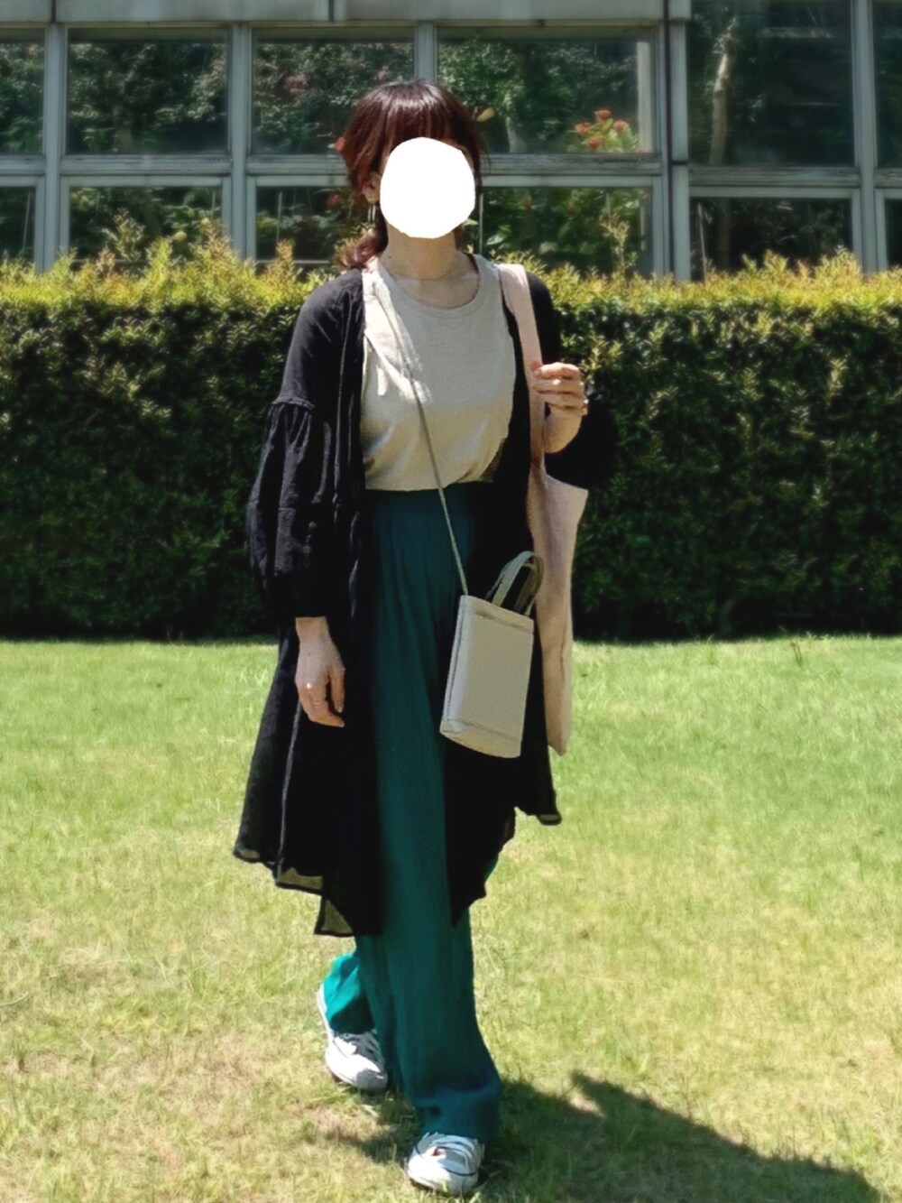 ベージュ系のスニーカー、グリーン系のスラックス、ピンク系のトートバッグを着用したレディースの夏コーディネートの2枚目の写真