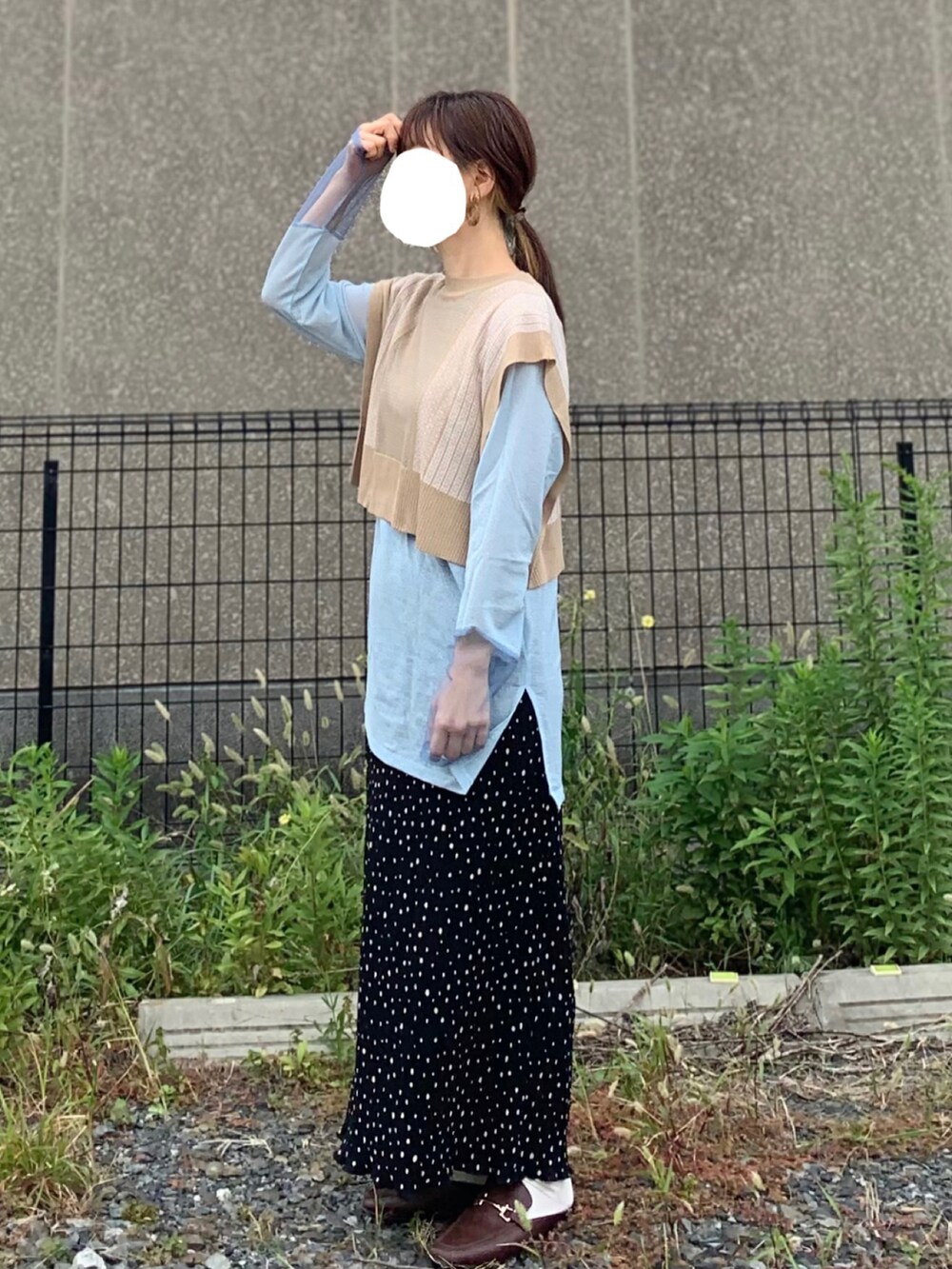 ブラウン系のローファー、ブルー系のTシャツ/カットソー、ブラック系のスカートを着用したレディースの秋コーディネートの2枚目の写真