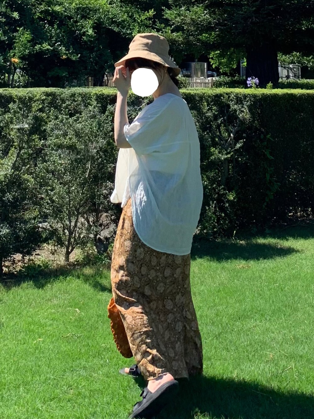 その他のスカート、ホワイト系のシャツ/ブラウス、ベージュ系のハットを着用したレディースの夏コーディネートの2枚目の写真