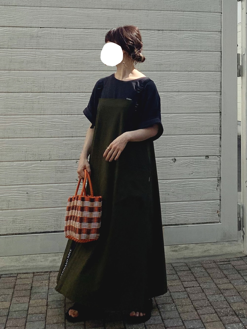 グリーン系のワンピース、ブラック系のサンダルを着用したレディースの秋コーディネートの2枚目の写真