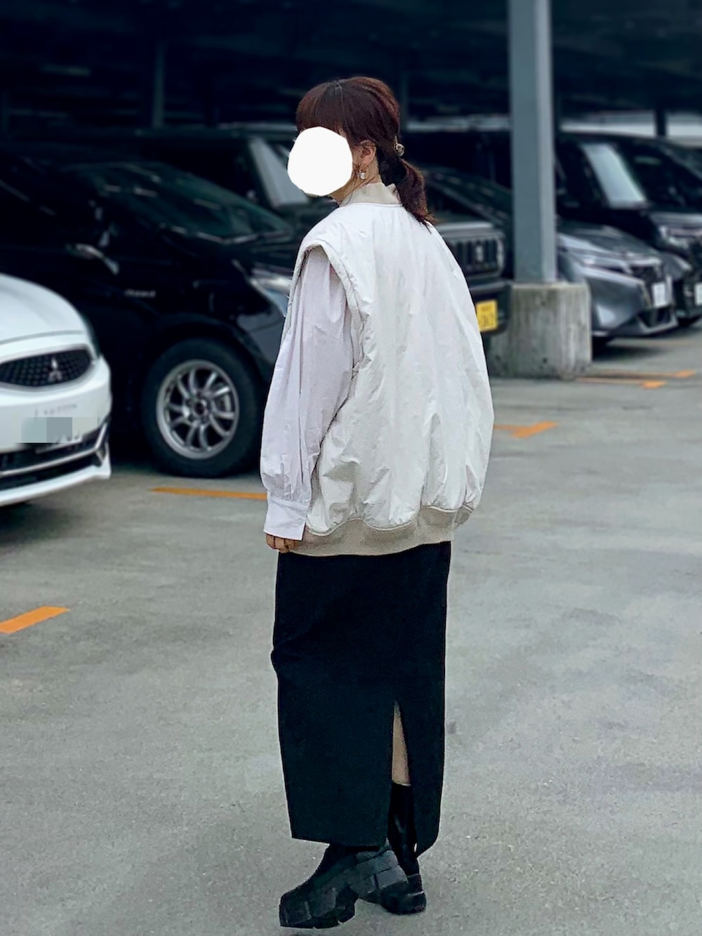 ブラック系のブーツ、グレー系のTシャツ/カットソー、グレー系のMA-1を着用したレディースの春コーディネートの2枚目の写真