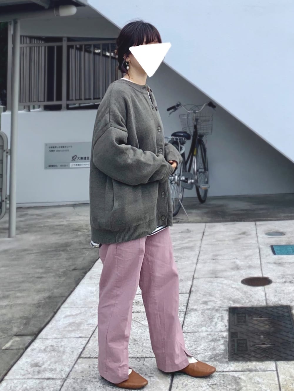 ピンク系のその他パンツ、ブラウン系のパンプス、グリーン系のカーディガン/ボレロを着用したレディースの冬コーディネートの2枚目の写真