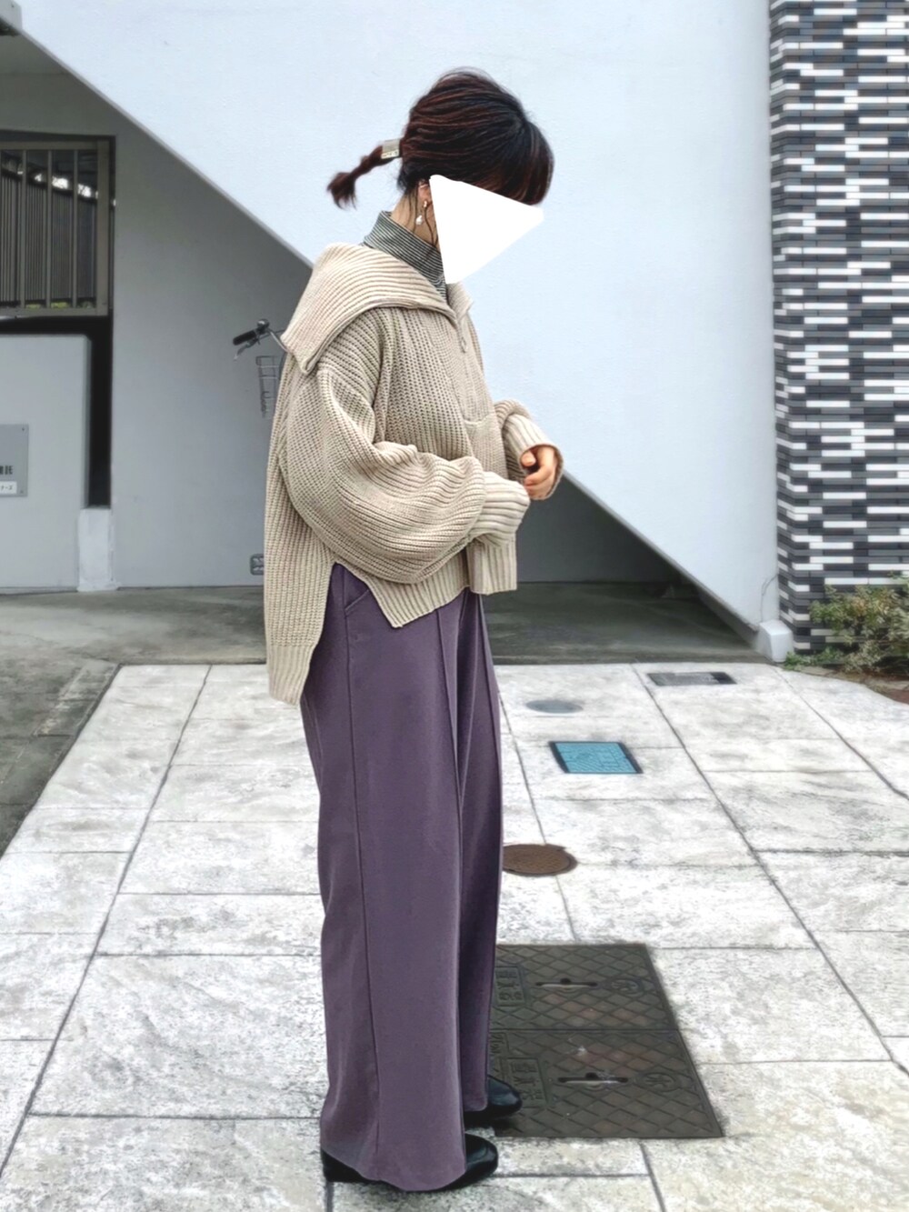 ブラック系のローファー、パープル系のパンツ、ベージュ系のニット/セーターを着用したレディースの冬コーディネートの2枚目の写真