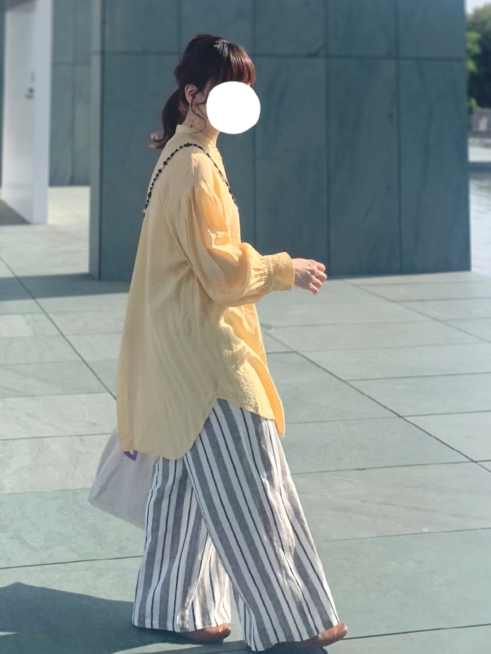 ブラウン系のトートバッグ、ブラウン系のパンプス、その他のその他パンツを着用したレディースの夏コーディネートの2枚目の写真