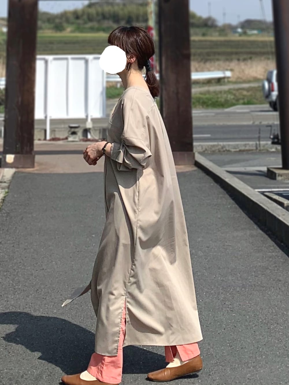 ブラウン系のパンプス、ピンク系のその他パンツ、ゴールド系のアナログ腕時計を着用したレディースの春コーディネートの2枚目の写真