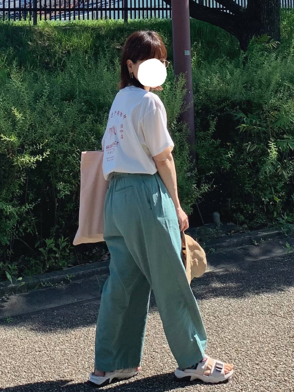 ホワイト系のTシャツ/カットソー、ピンク系のトートバッグ、ベージュ系のサンダルを着用したレディースの夏コーディネートの3枚目の写真