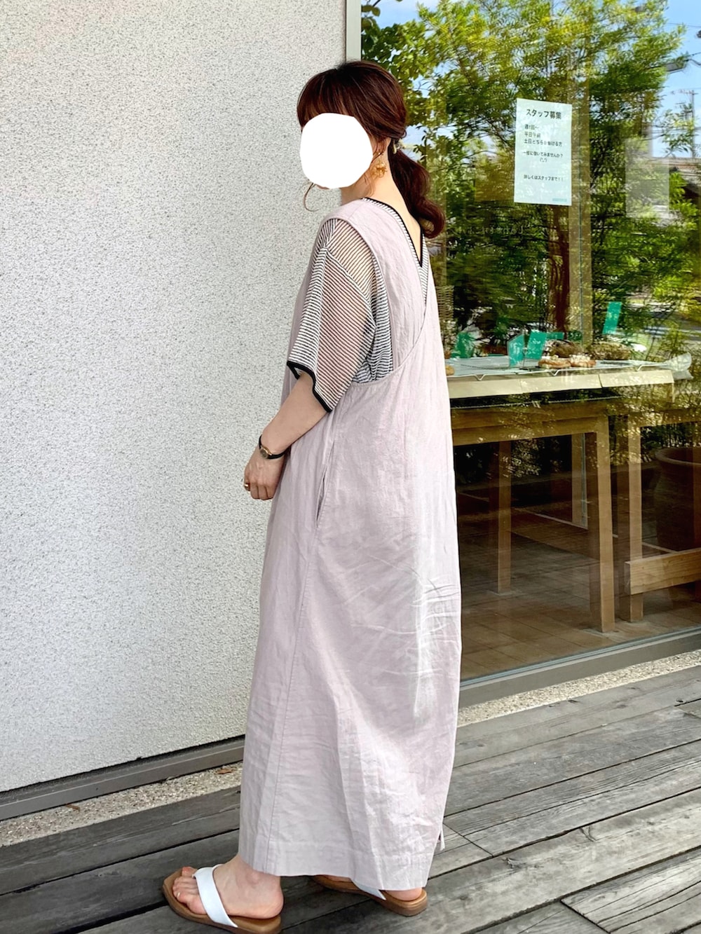 ベージュ系のワンピース、ホワイト系のサンダル、ホワイト系のTシャツ/カットソーを着用したレディースの夏コーディネートの2枚目の写真