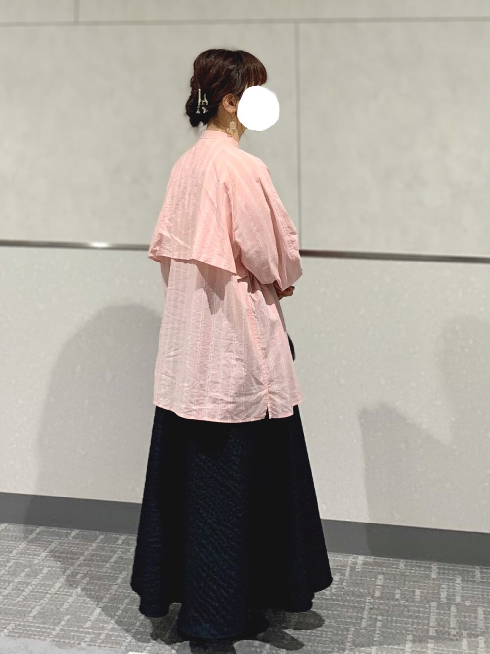 ピンク系のシャツ/ブラウス、ブラック系のショルダーバッグ、ブラック系のスカートを着用したレディースの春コーディネートの2枚目の写真