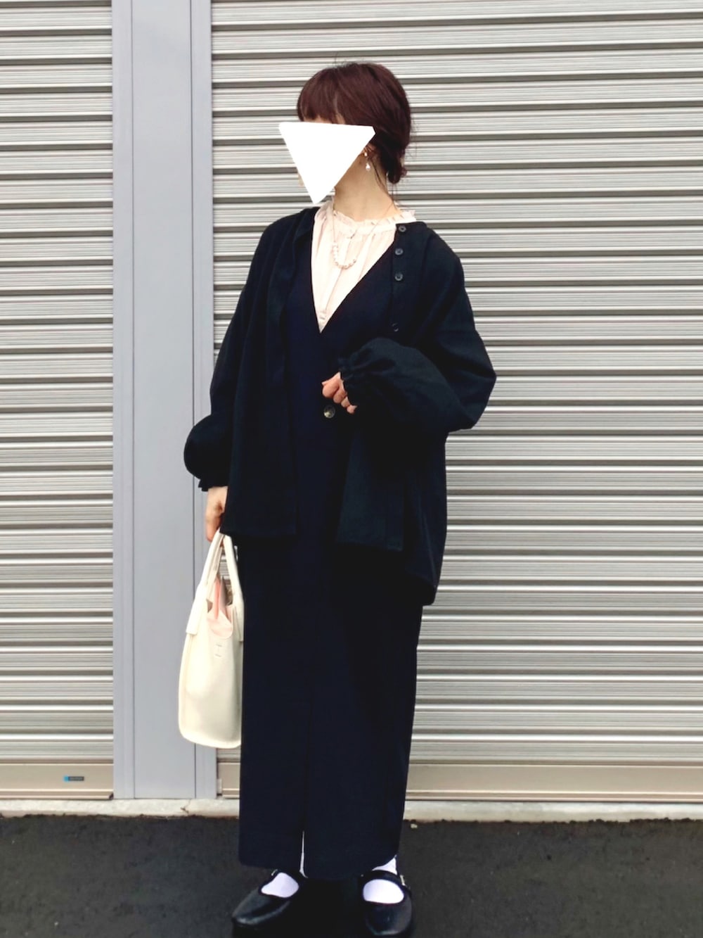 ブラック系のパンプス、ブラック系のジャケット/アウター、ホワイト系のシャツ/ブラウスを着用したレディースの春コーディネートの2枚目の写真