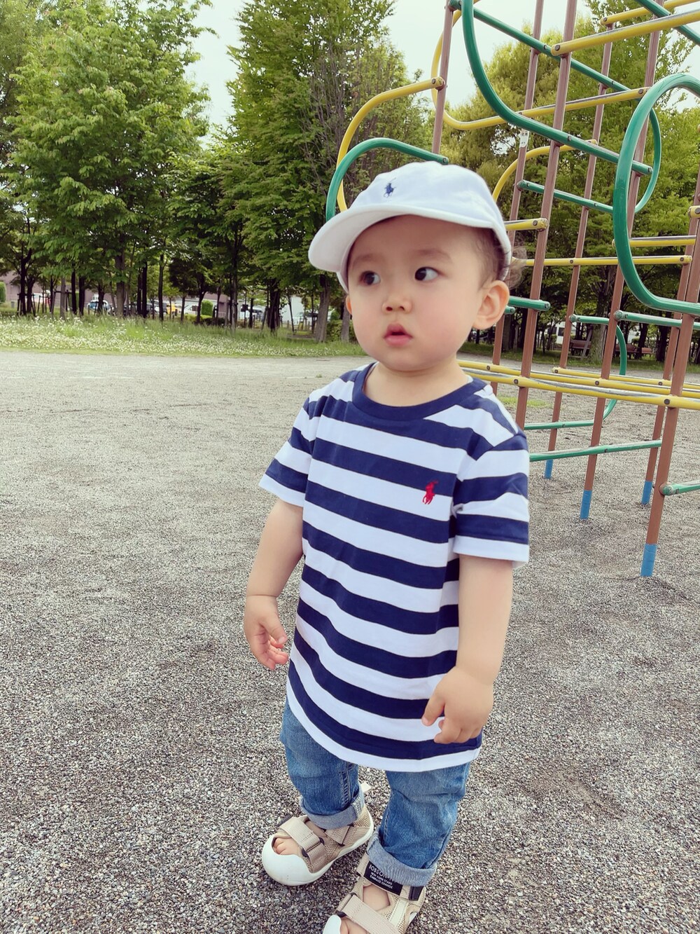 「ポロラルフローレン、ボーダー、Tシャツ、キャップ、公園コーデ、1歳、男の子」｜「POLO RALPH LAURENのアイテム（キャップ、ホワイト系）」を使った、marutomoさん（キッズ・80cm）の夏コーディネートの2枚目の写真