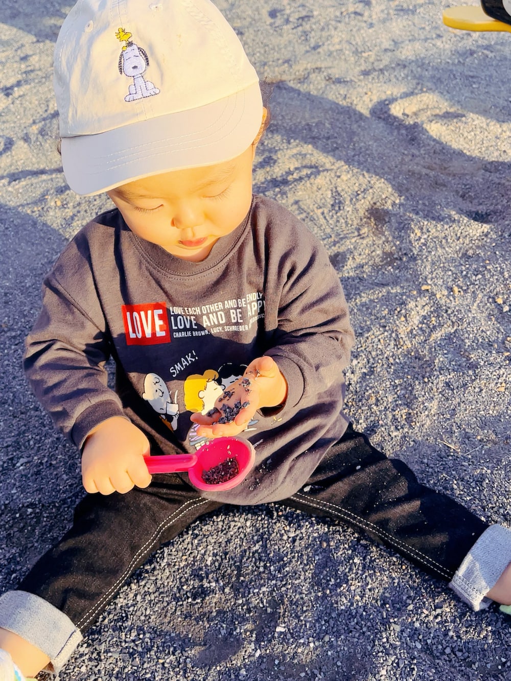「男の子コーデ、デニム、キッズファッション、カジュアル、BREEZE、プチプラコーデ、キャップ、スヌーピー、秋コーデ、公園スタイル、白スニーカー」｜「EDWINのアイテム（デニムパンツ、ブルー系）」を使った、marutomoさん（キッズ・80cm）の秋コーディネートの3枚目の写真