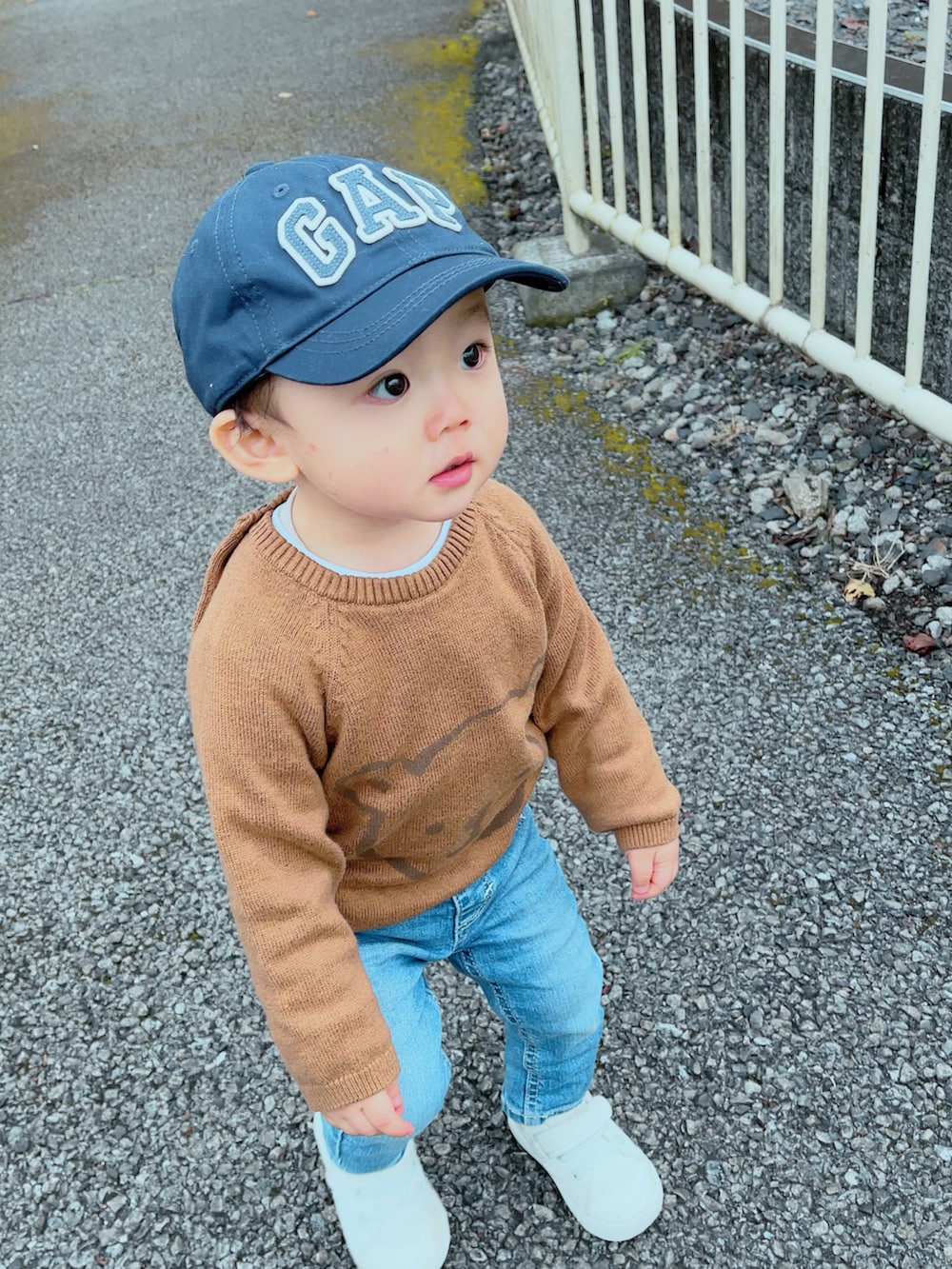 「秋冬コーデ、プチプラ、男の子、GAP、無印良品、キャップ、スニーカー、公園、デニム、重ね着、ダウンベスト」｜「GAPのアイテム（キャップ、ブルー系）」を使った、marutomoさん（キッズ・80cm）の秋コーディネートの2枚目の写真
