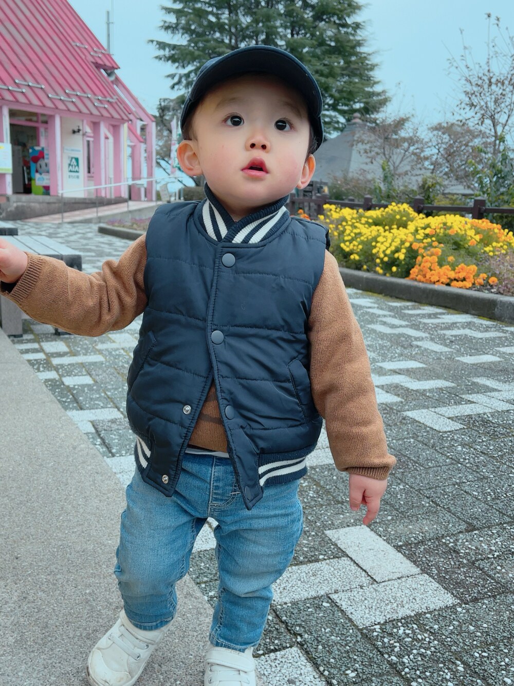 「秋冬コーデ、プチプラ、男の子、GAP、無印良品、キャップ、スニーカー、公園、デニム、重ね着、ダウンベスト」｜「GAPのアイテム（キャップ、ブルー系）」を使った、marutomoさん（キッズ・80cm）の秋コーディネートの3枚目の写真