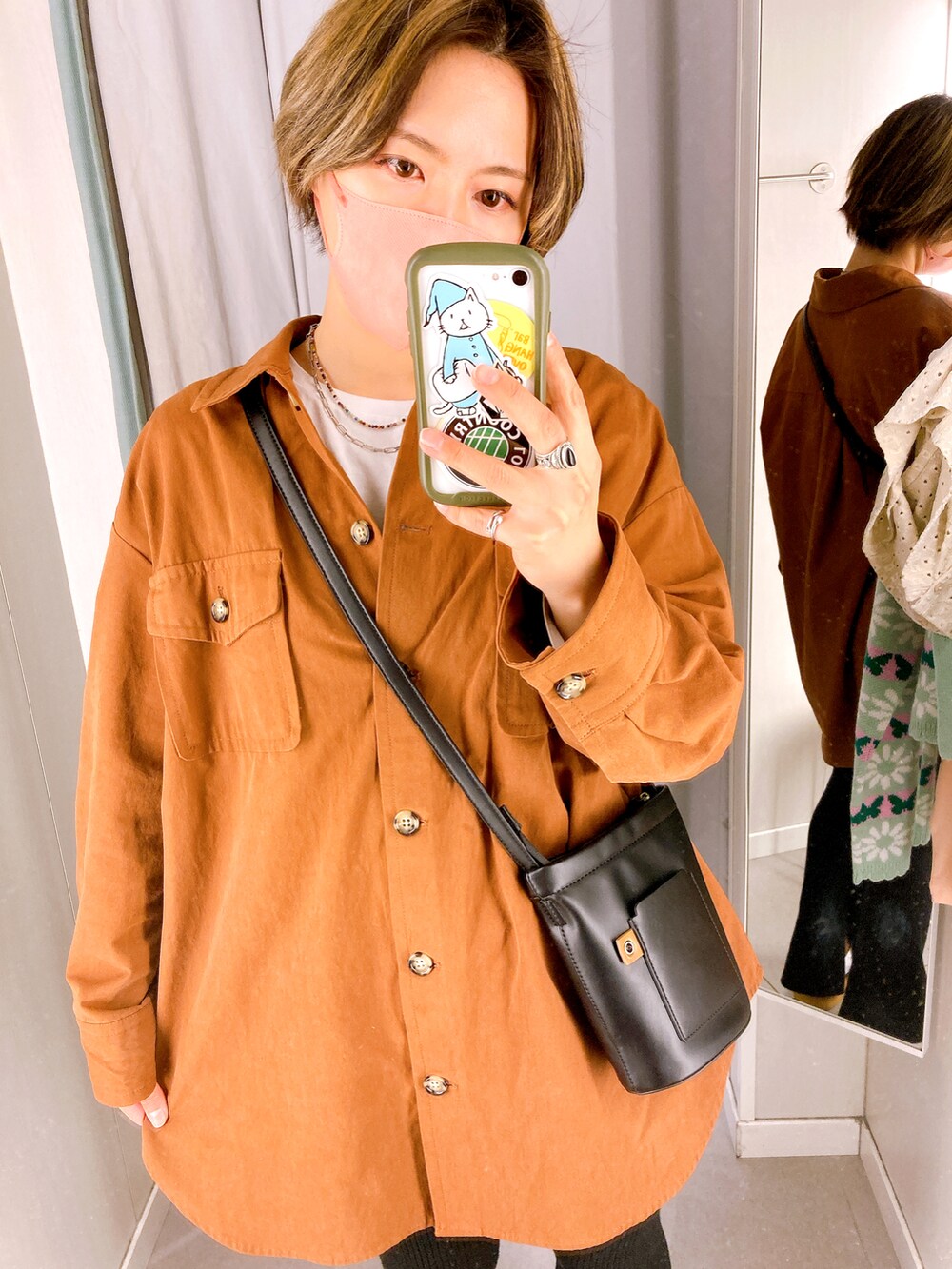 ブラック系のパンツ、ホワイト系のスニーカー、ブラック系のショルダーバッグを着用したレディースの春コーディネートの2枚目の写真