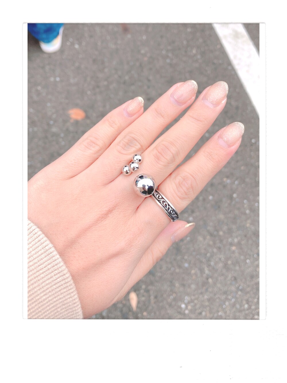 ブラック系のパンツ、ホワイト系のスニーカー、ブラウン系のパーカーを着用したレディースの秋コーディネートの2枚目の写真