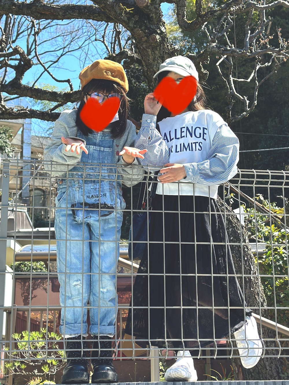 ブルー系のデニムジャケット、ブルー系のサロペット/オーバーオール、ブラック系のスカートを着用したレディースの春コーディネートの2枚目の写真