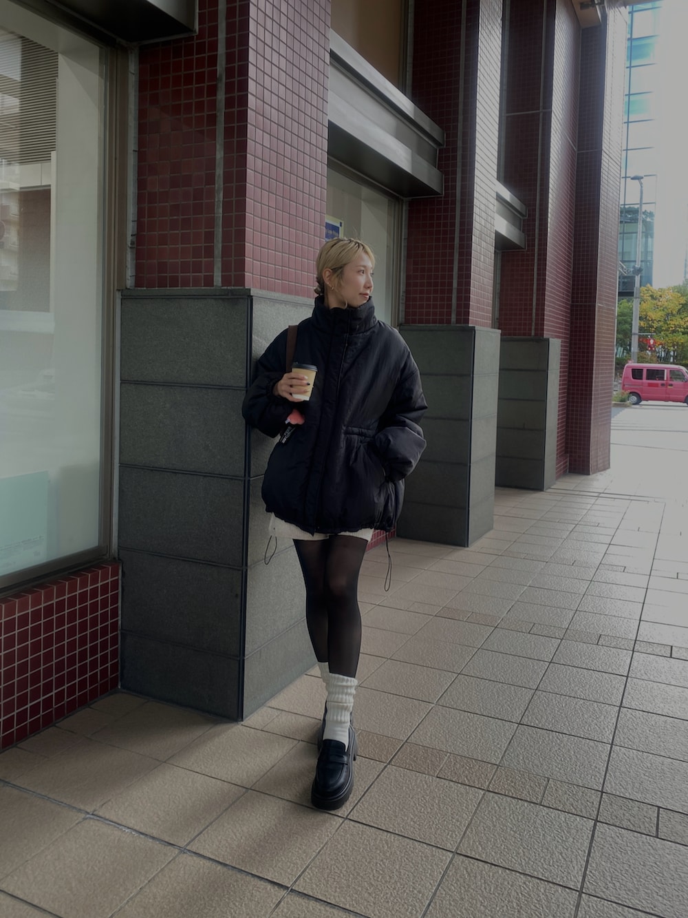 ブラック系のブルゾン、ホワイト系のその他パンツ、ブラック系のローファーを着用したレディースの秋コーディネートの3枚目の写真