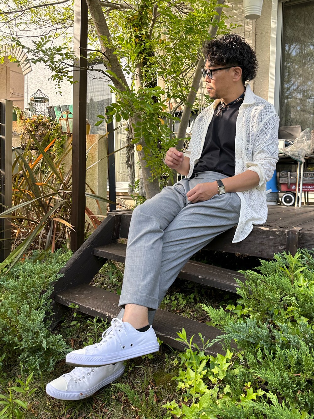 ブラック系のTシャツ/カットソー、ホワイト系のシャツ/ブラウス、グレー系のスラックスを着用したメンズの春コーディネートの2枚目の写真