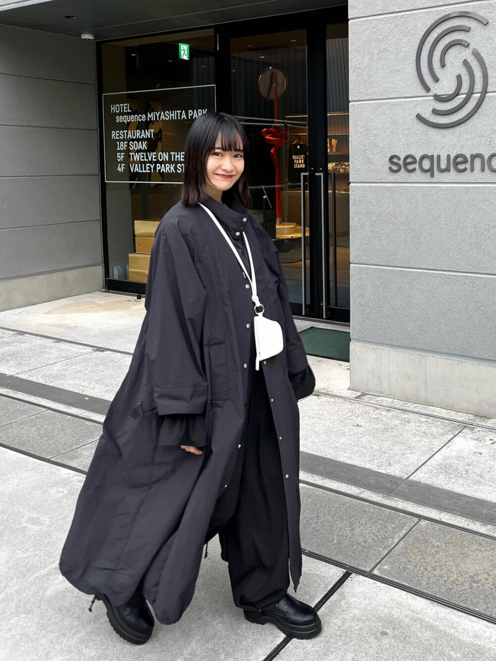 「ナイロンジャケット、ブラック、春アウター、春コーデ、休日スタイル、春服、お出かけコーデ、大人コーデ、キレイめ、ロングコート、春、モノトーンコーデ、カフェコーデ、black、シンプルコーデ」｜「R&Eの【R&E】超軽量厚底コインローファー（ローファー、ブラック系）」を使った、〰️さん（レディース・162cm）の春コーディネートの2枚目の写真