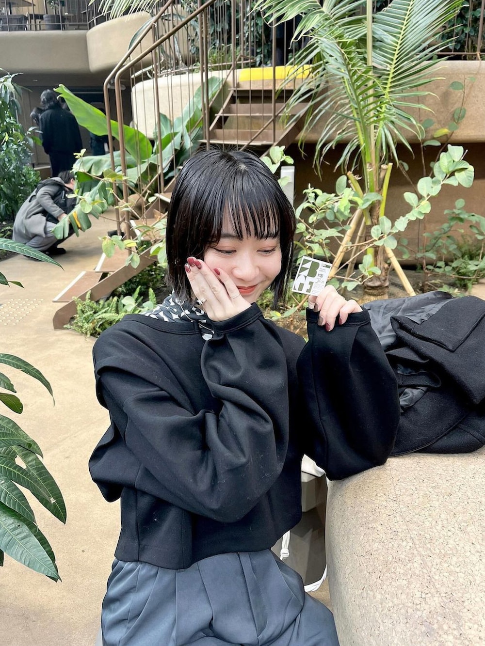 「UNIQLO、ユニクロ、ユニクロコーデ、uniqlomarimekko、大人コーデ、ブラック、モノトーン、春服みてみて、春服デビュー宣言、春服、レイヤードスタイル、プチプラコーデ、プチプラ、Dr.Martens、骨格ナチュラル」｜「GeeRAの柔らか素材深Ｖネックスウェット（スウェット、ブラック系）」を使った、〰️さん（レディース・162cm）の春コーディネートの2枚目の写真