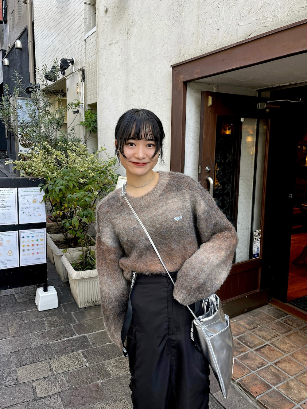 「最近のいい感じコーデ、AKIIICLASSIC、スニーカー、スニーカーコーデ、韓国ファッション、韓国ブランド、スカート、coen、グラデーションニット、カジュアル、カジュアルコーデ、秋冬、秋、秋コーデ、秋冬コーデ」｜「AKIII CLASSICの【AKIII CLASSIC】 AKIII LUCKY RUNNER（スニーカー、ブラック系）」を使った、〰️さん（レディース・162cm）の秋コーディネートの5枚目の写真