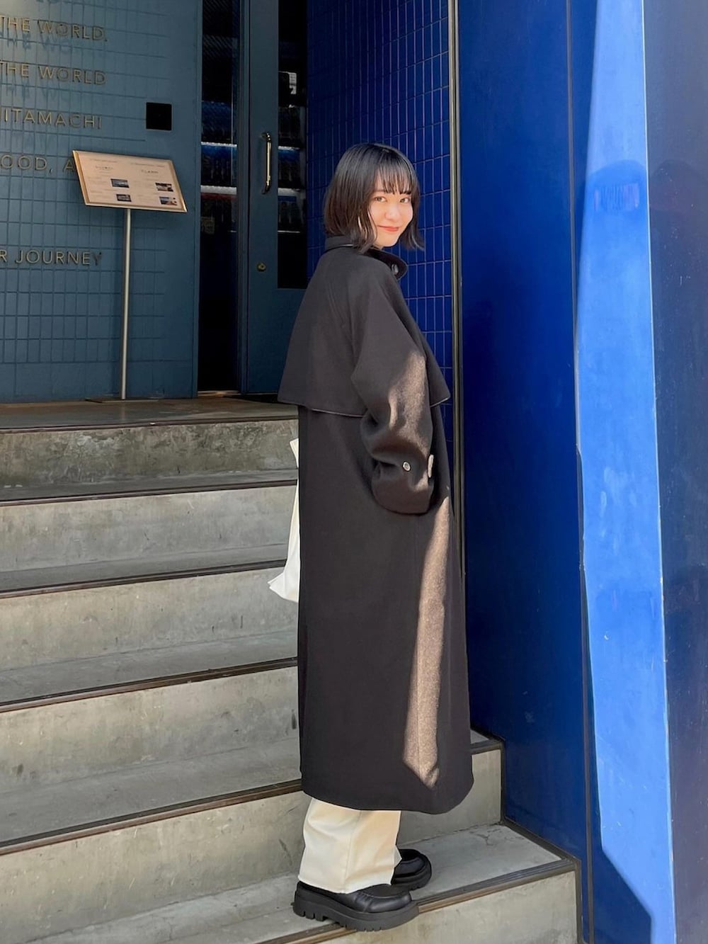 ホワイト系のショルダーバッグ、ブラック系のその他アウター、ホワイト系のその他を着用したレディースの春コーディネートの4枚目の写真