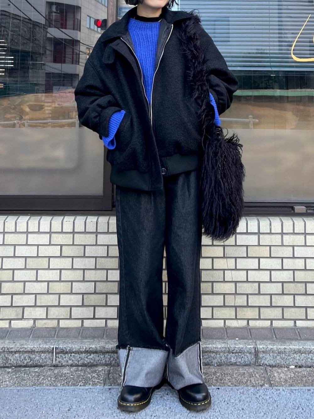 「春服、カジュアルコーデ、休日スタイル、プチプラ、moment+、GeeRA、プチプラミックス、大人カジュアル、デニム、ブーツ、Dr.Martens、シンプルスタイル、春、カジュアル、大人かわいい」｜「GeeRAのラーベン編モヘアタッチニットトップス（ニット/セーター、ブルー系）」を使った、〰️さん（レディース・162cm）の春コーディネートの2枚目の写真