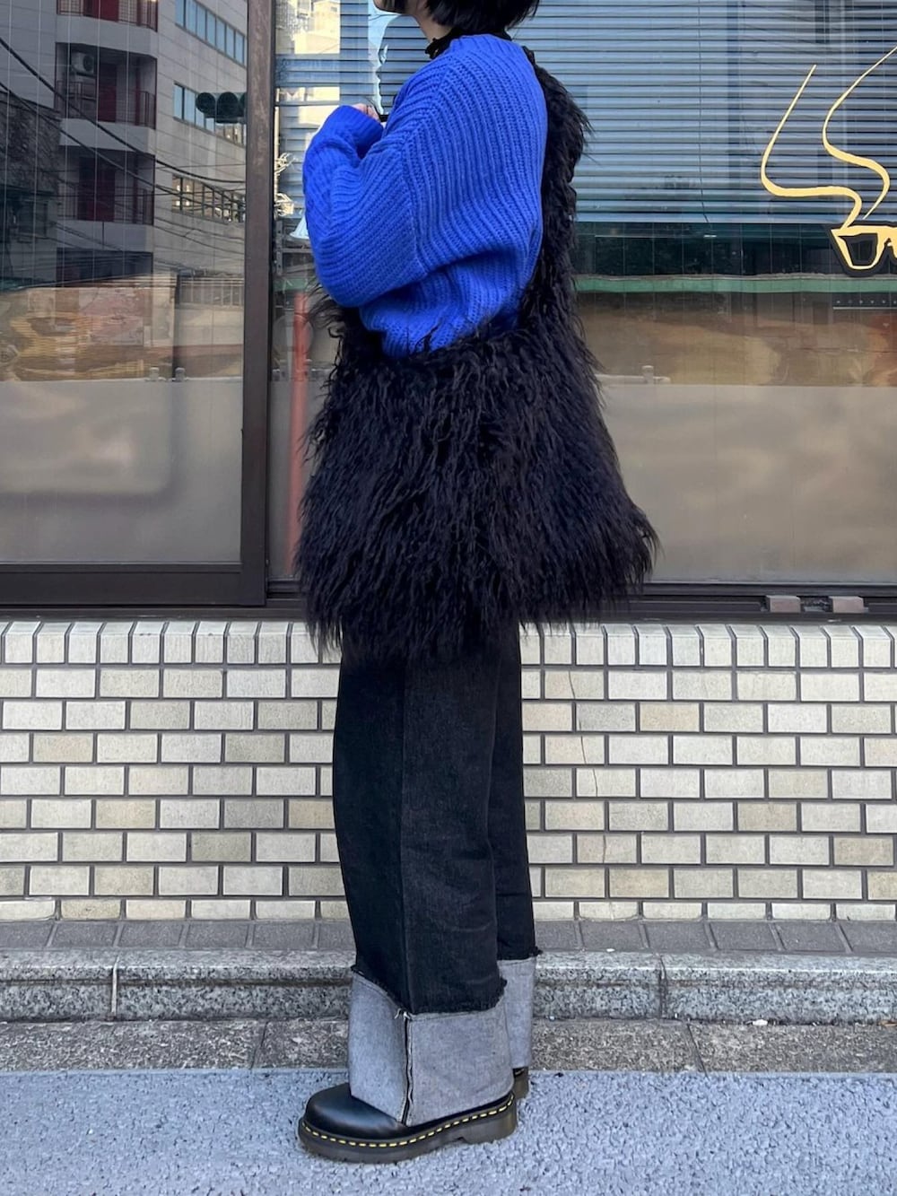 「春服、カジュアルコーデ、休日スタイル、プチプラ、moment+、GeeRA、プチプラミックス、大人カジュアル、デニム、ブーツ、Dr.Martens、シンプルスタイル、春、カジュアル、大人かわいい」｜「GeeRAのラーベン編モヘアタッチニットトップス（ニット/セーター、ブルー系）」を使った、〰️さん（レディース・162cm）の春コーディネートの3枚目の写真