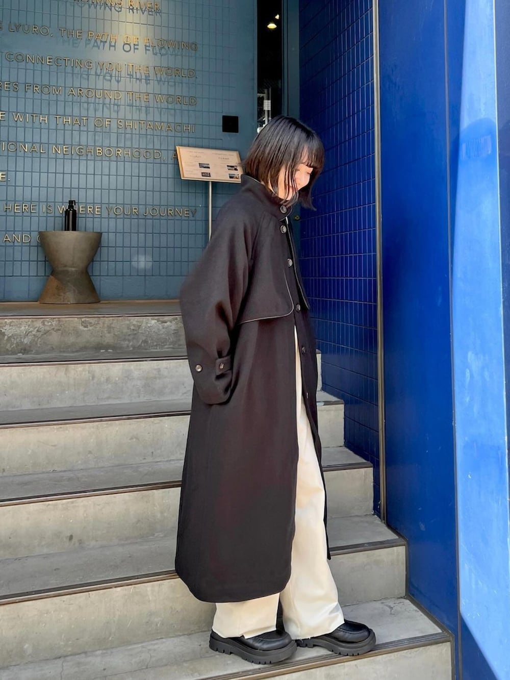 ホワイト系のショルダーバッグ、ブラック系のその他アウター、ホワイト系のその他を着用したレディースの春コーディネートの2枚目の写真