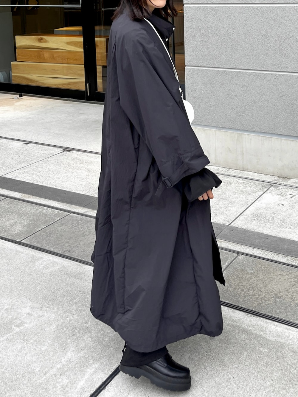 「ナイロンジャケット、ブラック、春アウター、春コーデ、休日スタイル、春服、お出かけコーデ、大人コーデ、キレイめ、ロングコート、春、モノトーンコーデ、カフェコーデ、black、シンプルコーデ」｜「R&Eの【R&E】超軽量厚底コインローファー（ローファー、ブラック系）」を使った、〰️さん（レディース・162cm）の春コーディネートの4枚目の写真