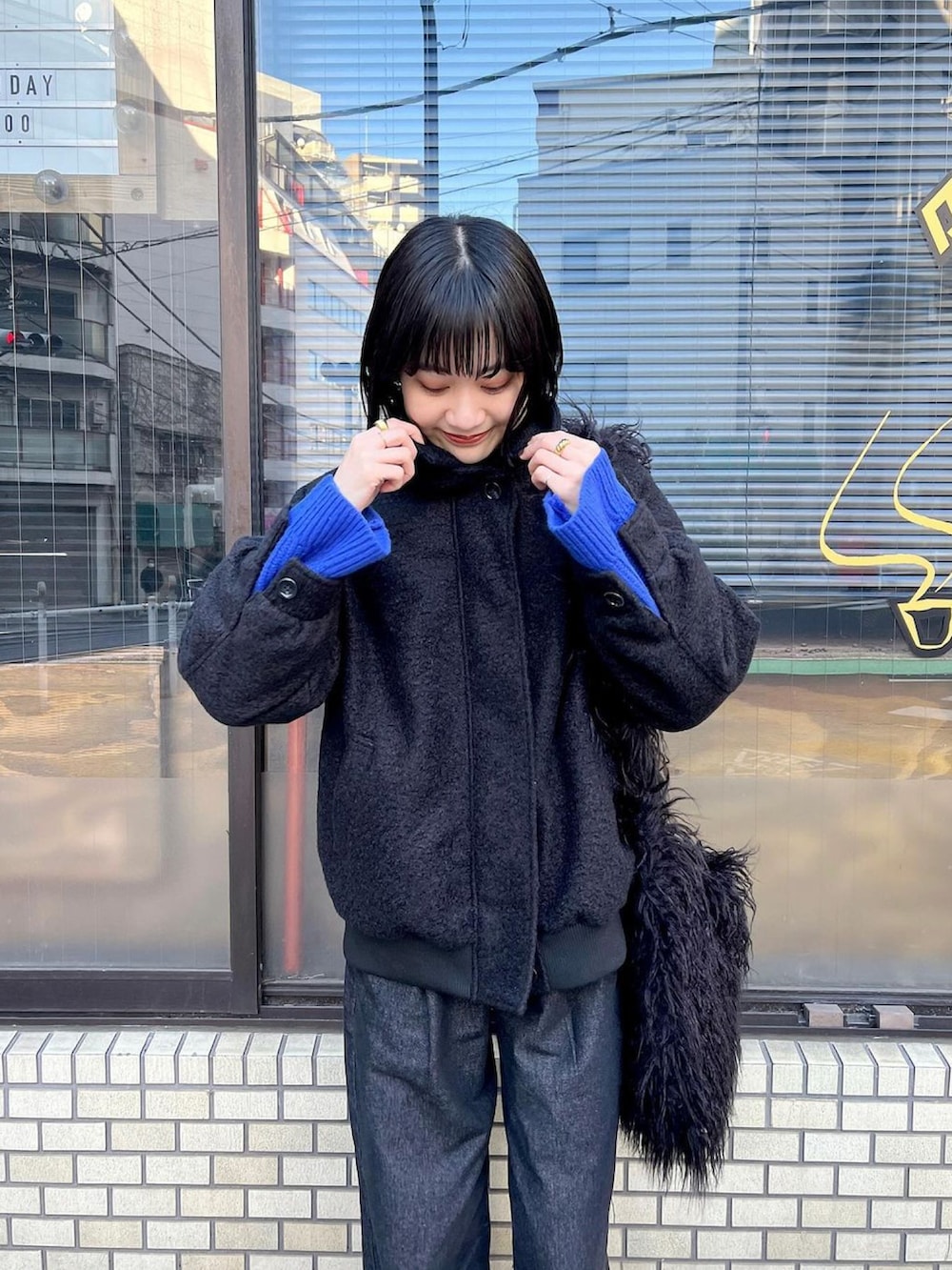 「春服、カジュアルコーデ、休日スタイル、プチプラ、moment+、GeeRA、プチプラミックス、大人カジュアル、デニム、ブーツ、Dr.Martens、シンプルスタイル、春、カジュアル、大人かわいい」｜「GeeRAのラーベン編モヘアタッチニットトップス（ニット/セーター、ブルー系）」を使った、〰️さん（レディース・162cm）の春コーディネートの4枚目の写真