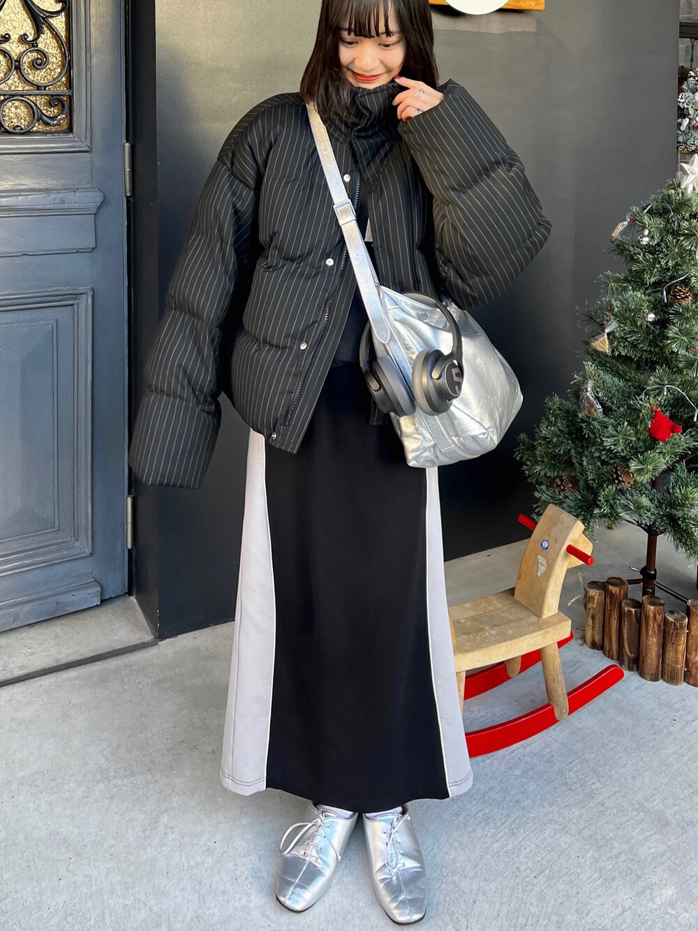 「マイベストコーデ2024、クリスマスに着たい服、冬コーデ、おでかけコーデ、ダウンジャケット、冬アウター、ダウンコート、冬のコーデ、最近のいい感じコーデ、大人女子、冬服、オトナカワイイ、オトナカジュアル、韓国ファッション、ootd」｜「AKIII CLASSICのアイテム（スカート、ブラック系）」を使った、〰️さん（レディース・162cm）の冬コーディネートの4枚目の写真