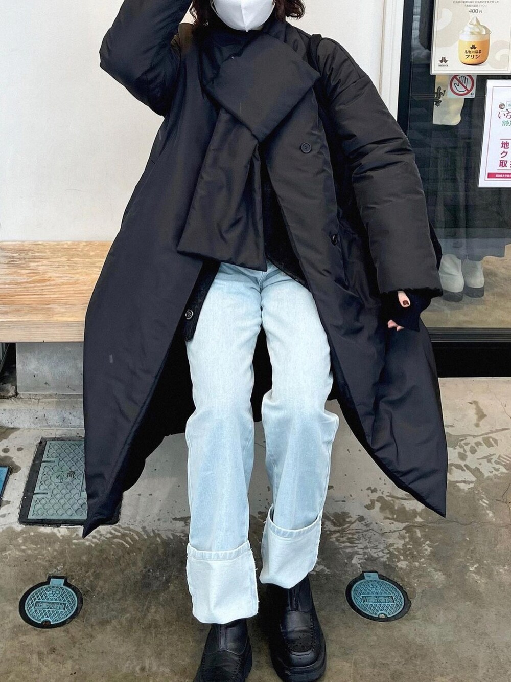 「デニム、春服デビュー宣言、春服コーデ、春、デニムパンツ、アウター、ブラック、ダウンコート、ロングコート、シンプルコーデ、プチプラ、プチプラコーデ、カジュアルコーデ、大人カジュアル、おでかけコーデ」｜「moment+のマフラー付きマイクロタフタ中綿ノーカラーロングコート（ダウンジャケット/コート、ブラック系）」を使った、〰️さん（レディース・160cm）の春コーディネートの2枚目の写真