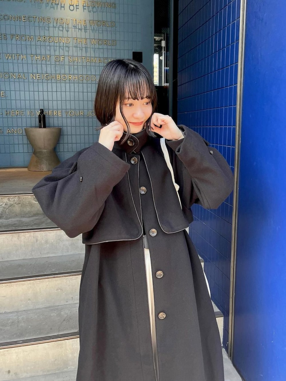 ホワイト系のショルダーバッグ、ブラック系のその他アウター、ホワイト系のその他を着用したレディースの春コーディネートの3枚目の写真