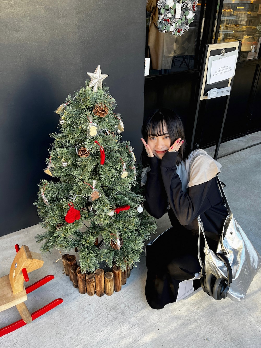 「マイベストコーデ2024、クリスマスに着たい服、冬コーデ、おでかけコーデ、ダウンジャケット、冬アウター、ダウンコート、冬のコーデ、最近のいい感じコーデ、大人女子、冬服、オトナカワイイ、オトナカジュアル、韓国ファッション、ootd」｜「AKIII CLASSICのアイテム（スカート、ブラック系）」を使った、〰️さん（レディース・162cm）の冬コーディネートの5枚目の写真