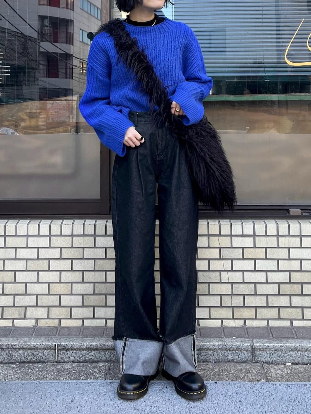 「春服、カジュアルコーデ、休日スタイル、プチプラ、moment+、GeeRA、プチプラミックス、大人カジュアル、デニム、ブーツ、Dr.Martens、シンプルスタイル、春、カジュアル、大人かわいい」｜「GeeRAのラーベン編モヘアタッチニットトップス（ニット/セーター、ブルー系）」を使った、〰️さん（レディース・162cm）の春コーディネートの5枚目の写真