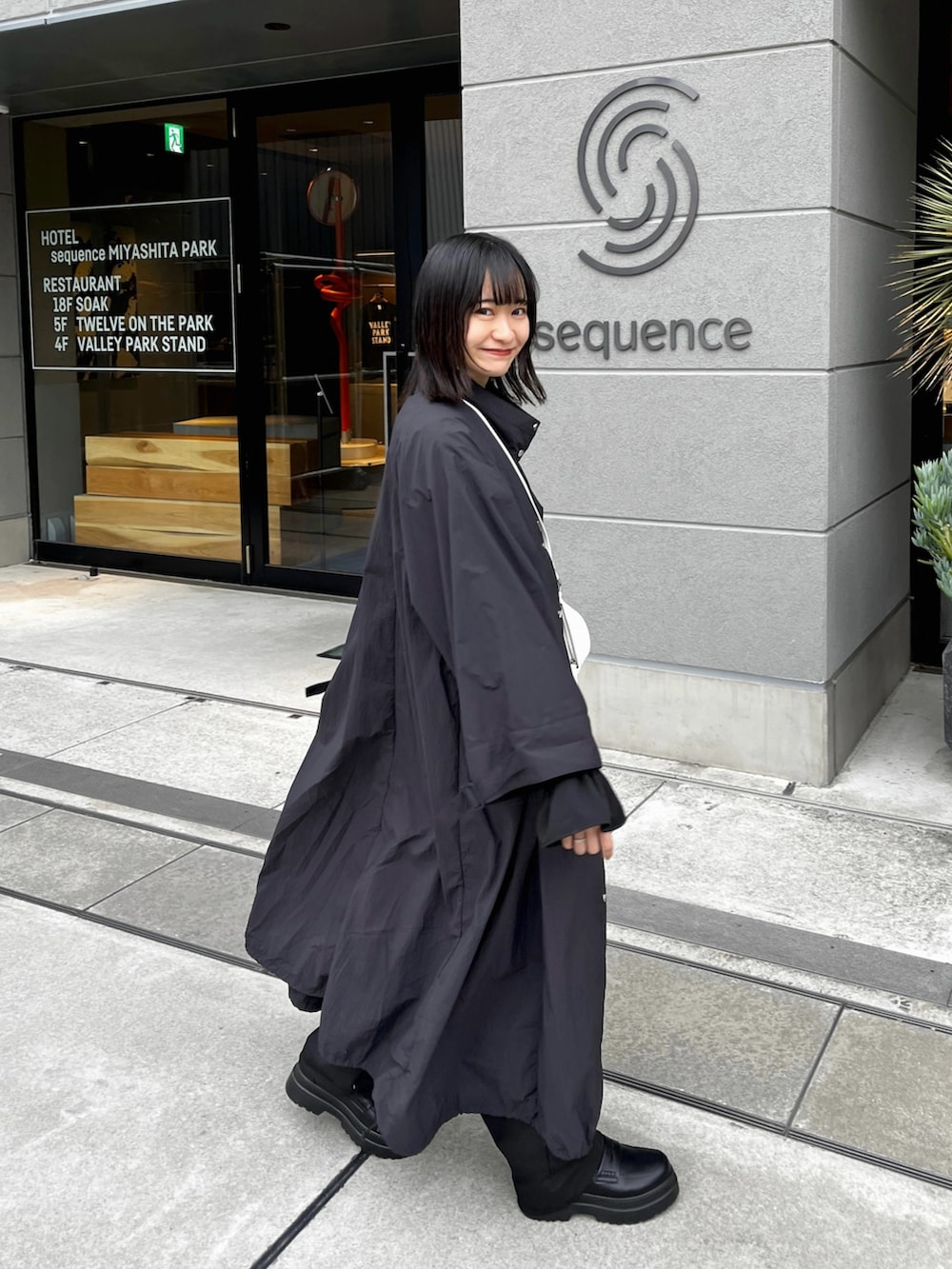 「ナイロンジャケット、ブラック、春アウター、春コーデ、休日スタイル、春服、お出かけコーデ、大人コーデ、キレイめ、ロングコート、春、モノトーンコーデ、カフェコーデ、black、シンプルコーデ」｜「R&Eの【R&E】超軽量厚底コインローファー（ローファー、ブラック系）」を使った、〰️さん（レディース・162cm）の春コーディネートの3枚目の写真