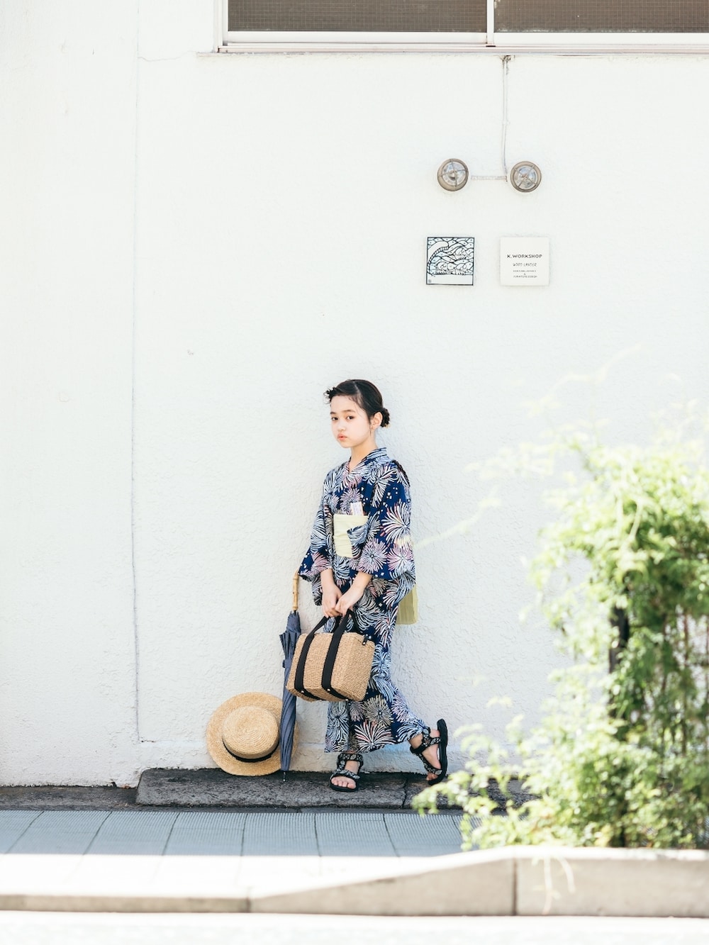 ブラック系のサンダル、ブルー系の浴衣を着用したキッズの夏コーディネートの3枚目の写真