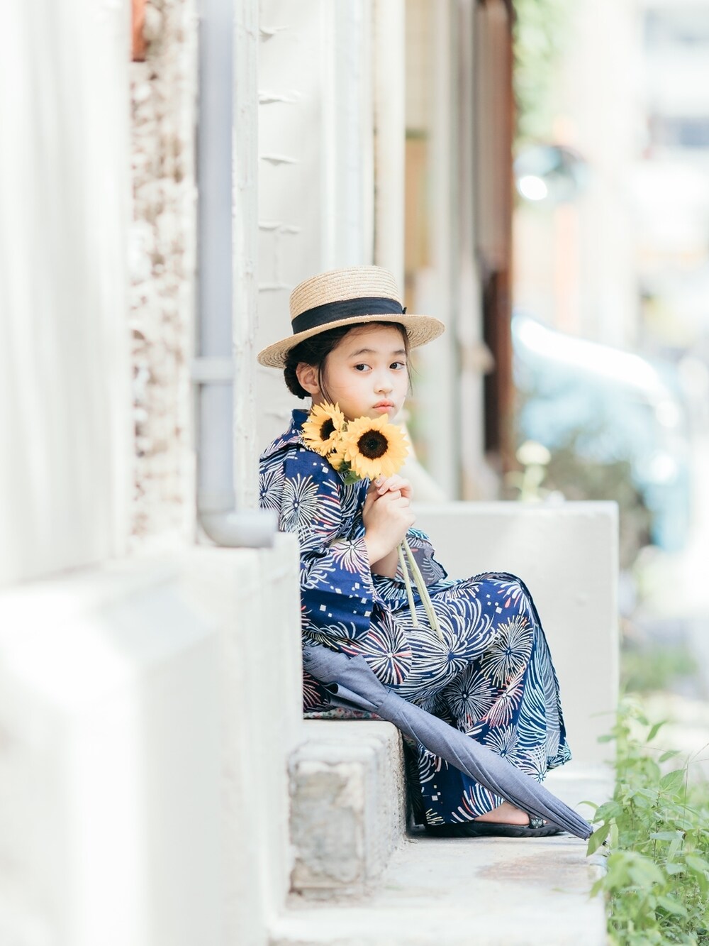 ブラック系のサンダル、ブルー系の浴衣を着用したキッズの夏コーディネートの2枚目の写真