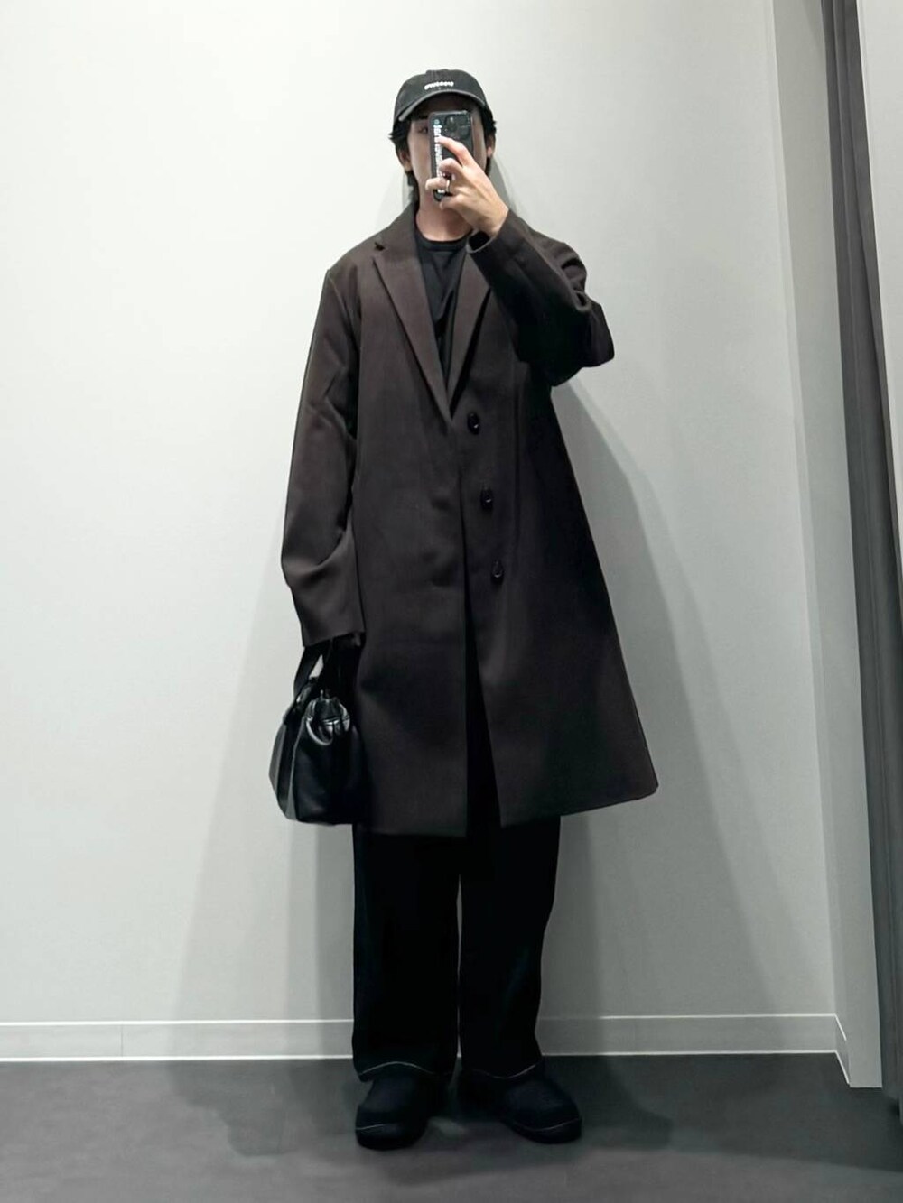 「韓国系、リラックス、きれいめ、カジュアル、冬コーデ、コート、シンプルコーデ、ベーシック/シンプル、デニムパンツ」｜「LAKOLEのクチギャザー2WAYショルダーバッグ / 116064（ショルダーバッグ、ブラック系）」を使った、ショゴさん（メンズ・174cm）の秋コーディネートの2枚目の写真