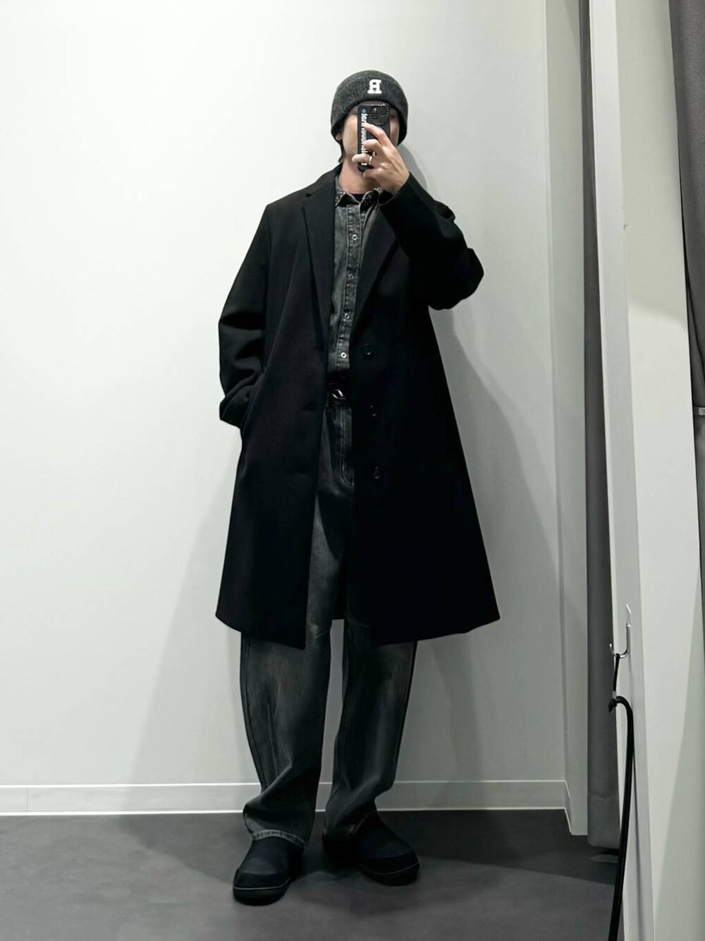 「韓国系、リラックス、きれいめ、カジュアル、コート、ニット帽、デニムパンツ、冬コーデ」｜「LAKOLEのウーリーテックチェスターコート / 116720（チェスターコート、ブラック系）」を使った、ショゴさん（メンズ・174cm）の秋コーディネートの2枚目の写真