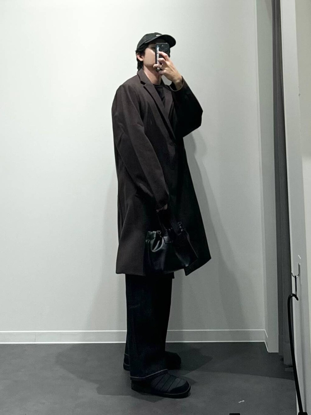 「韓国系、リラックス、きれいめ、カジュアル、冬コーデ、コート、シンプルコーデ、ベーシック/シンプル、デニムパンツ」｜「LAKOLEのクチギャザー2WAYショルダーバッグ / 116064（ショルダーバッグ、ブラック系）」を使った、ショゴさん（メンズ・174cm）の秋コーディネートの3枚目の写真