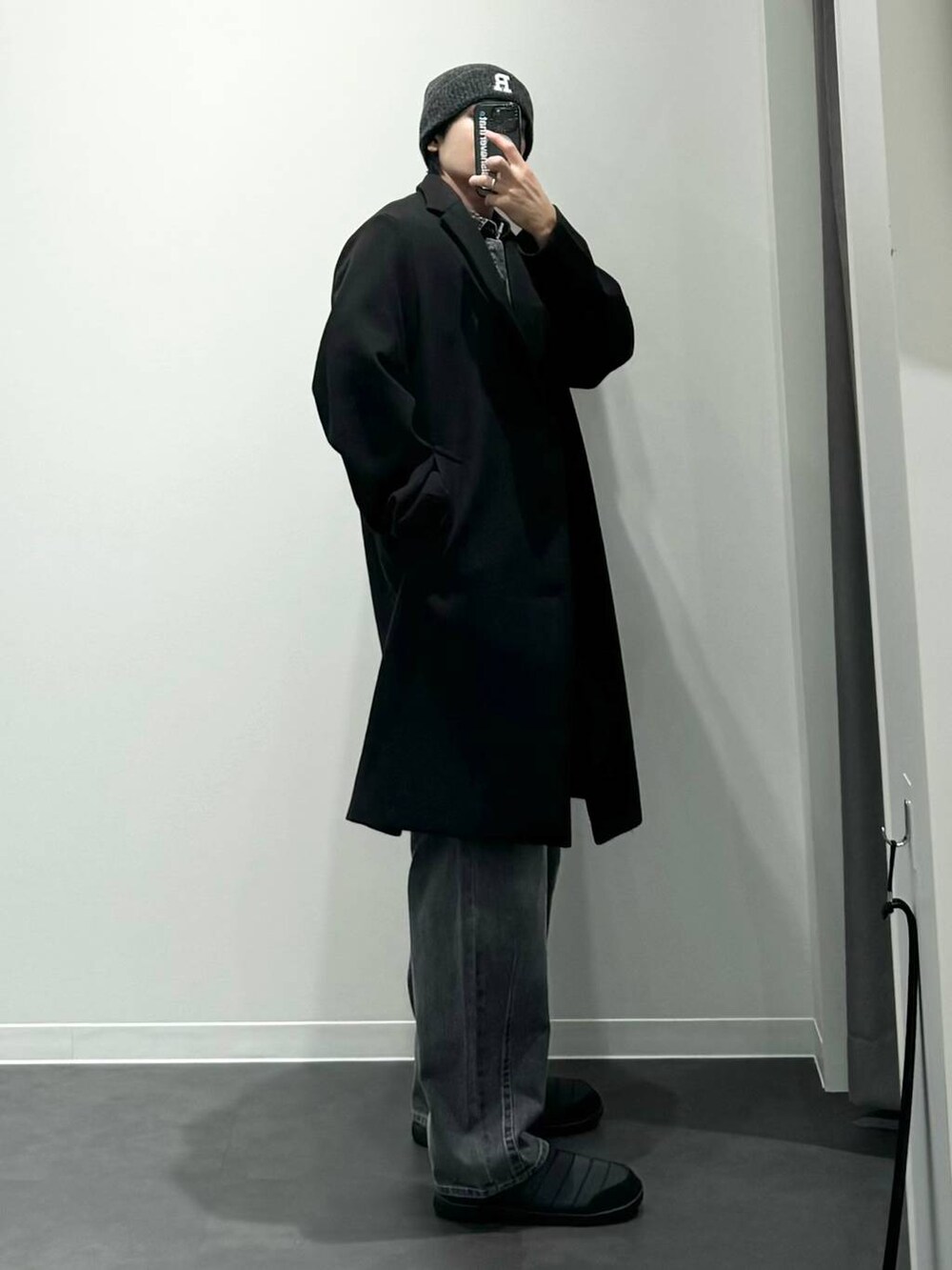「韓国系、リラックス、きれいめ、カジュアル、コート、ニット帽、デニムパンツ、冬コーデ」｜「LAKOLEのウーリーテックチェスターコート / 116720（チェスターコート、ブラック系）」を使った、ショゴさん（メンズ・174cm）の秋コーディネートの3枚目の写真