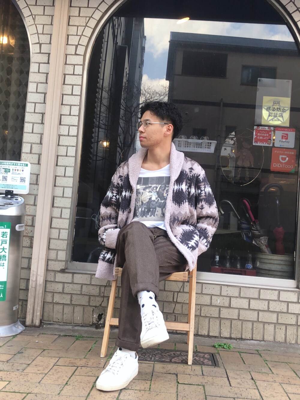 ブラウン系のパンツを着用したメンズの冬コーディネートの2枚目の写真