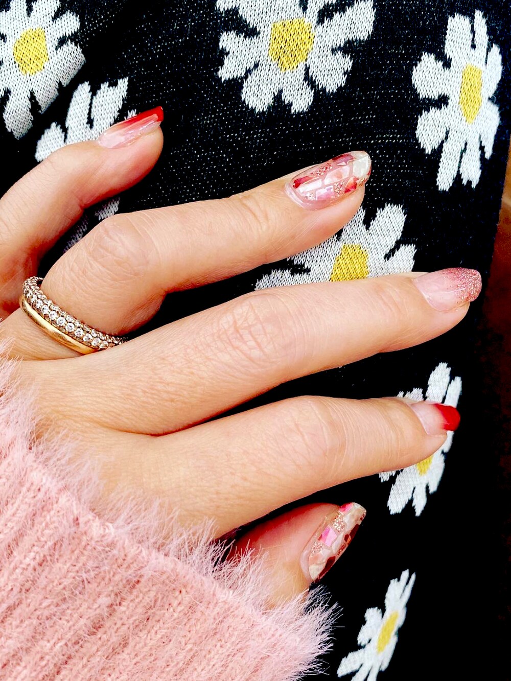 ピンク系のカーディガン/ボレロ、ブラック系のその他パンツ、ホワイト系のスニーカーを着用したレディースの春コーディネートの2枚目の写真