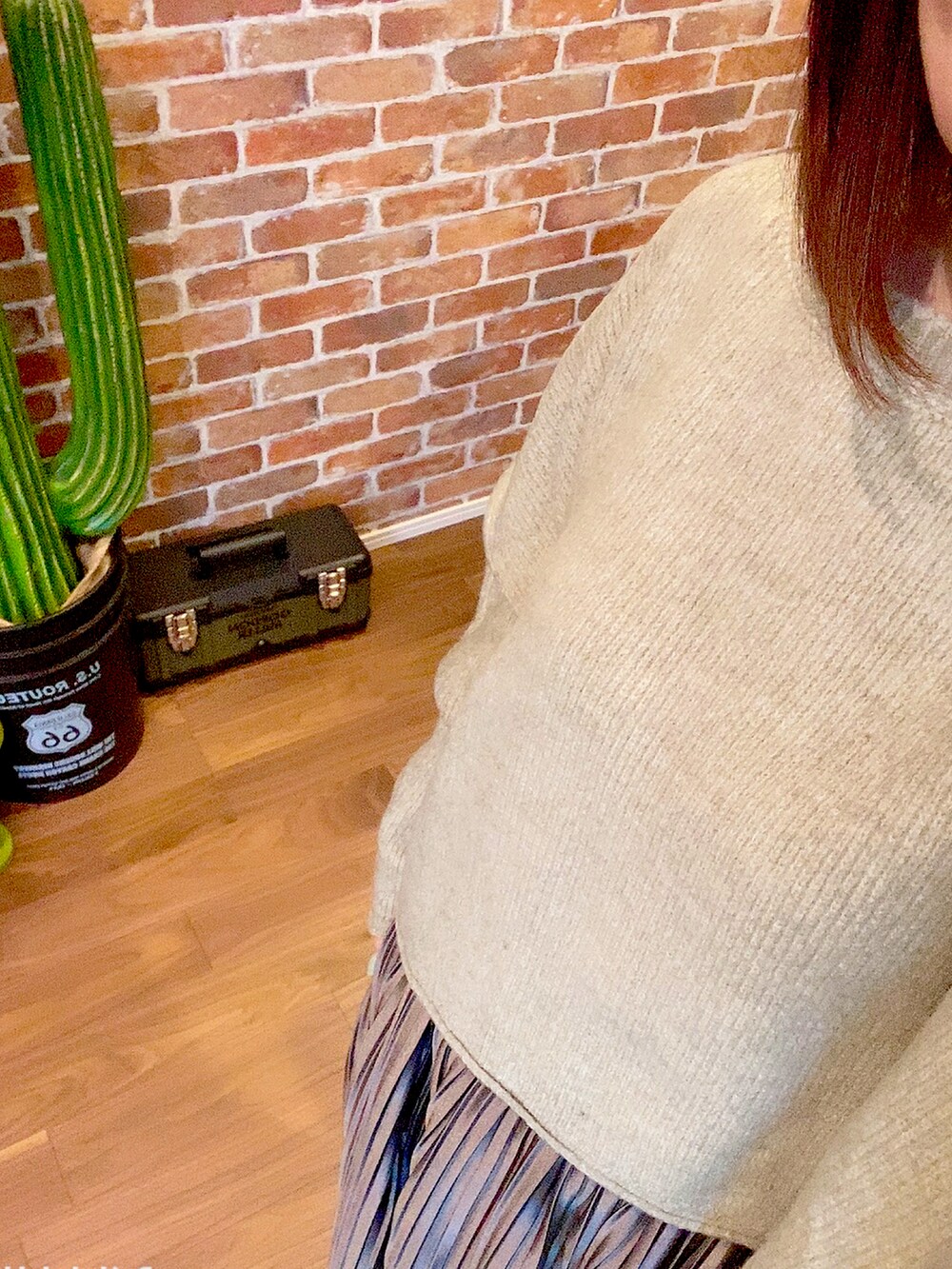 グリーン系のニット/セーターを着用したレディースの冬コーディネートの2枚目の写真