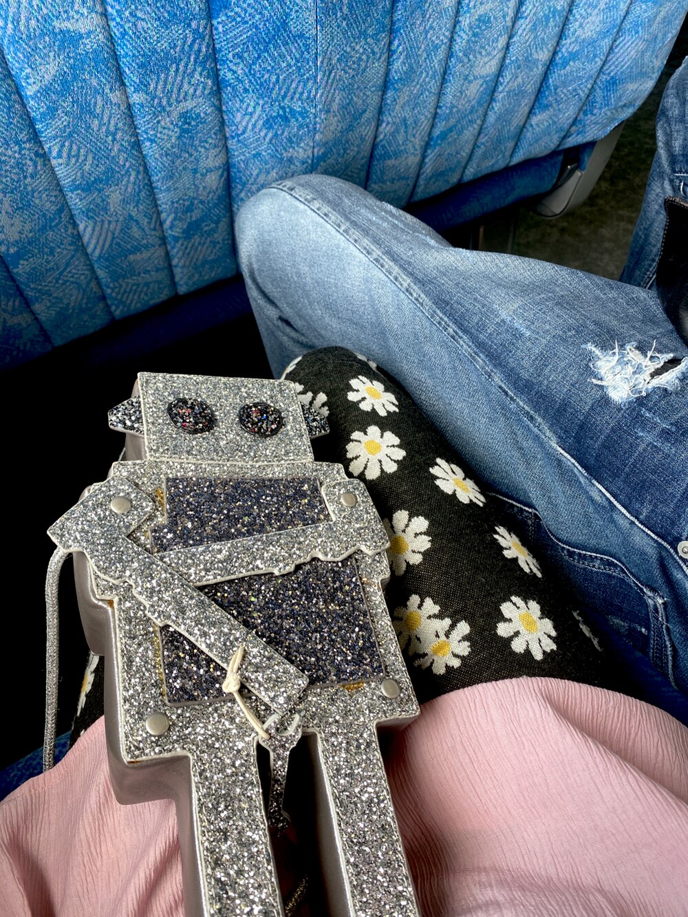 ピンク系のシャツ/ブラウス、シルバー系のショルダーバッグ、ブラック系のその他パンツを着用したレディースの春コーディネートの2枚目の写真